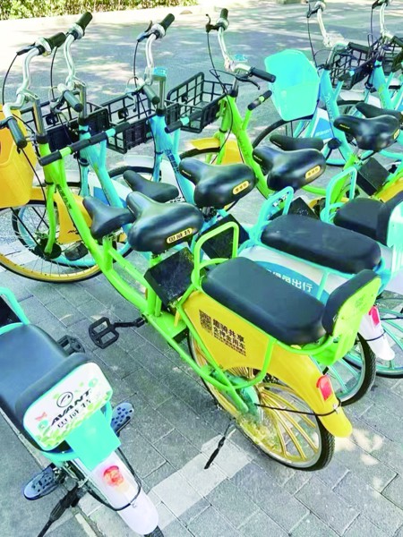“山寨共享单车”违规投放并前后加装座椅。新华社发